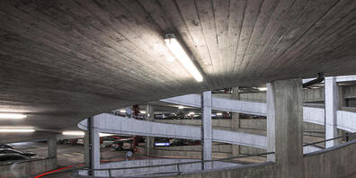 Wohnen statt Parkieren? Die Stadtzürcher Grünen schlagen in einem Postulat vor, Parkhäuser anders zu nutzen. (Symbolbild)