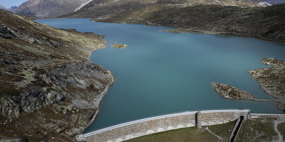 Blick auf die Staumauer des Bündner Energieunternehmens Repower am Lago Bianco auf dem Berninapass. Das Verwaltungsratspräsidium des Unternehmens wird neu nach den Vorgaben des Rekrutierungsprozesses des Kantons Graubünden durchgeführt. (Arch...