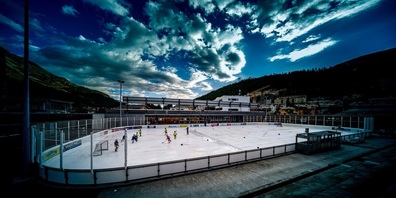 Gespielt wird  in der Eisarena Ludains, St. Moritz.