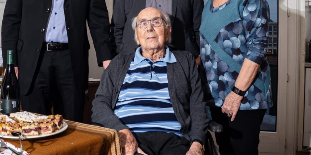 Noch im Dezember 2024 wurde Albert Honegger von Regierungsrat Mario Fehr besucht und gewürdigt.