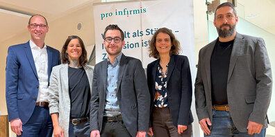 Übergabe Präsidium Kantonalkommission Pro Infirmis Graubünden (v.l.n.r.) Martin Candinas, abtretender Präsident Kantonalkommission Pro Infirmis GR; Luzia Bühler, Co-Leitung ad Interim Pro Infirmis GR; Fabian Collenberg, Präsident Kantonalkommission Pro Infirmis GR; Felicitas Huggenberger, Direktorin Pro Infirmis; Mauro Hemmi, Co-Leitung ad Interim Pro Infirmis GR