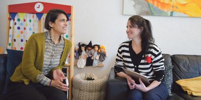 Dorothea Müller Stamm (l.) und Ariadne Brill wollen in der Beratungsstelle «Teddybär» einen Raum schaffen, der für alle passt und in dem man gemeinsam Ursachen analysiert und Lösungen entwickelt. Dorothea Müller Stamm: «Einen Daumen hoch oder runter gibt es bei uns nicht.»