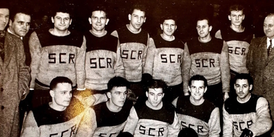 Seit 1949 Mitglied und Spieler der ersten Stunde beim Schlittschuhclub Rapperswil (SCR): Werner Kunz (1.v.l. untere Reihe), heute bald 94. (Archivbild) 