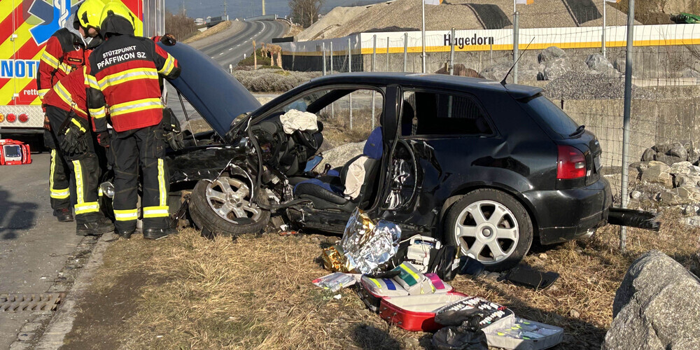 Eine Frau wurde beim Unfall schwer verletzt. 