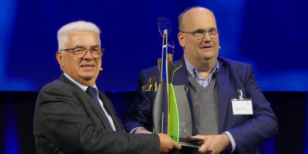 AGV-Präsident Klaus Brammertz überreicht dem CEO Thomas Harring von der Leica Geosystems AG den Preis der Rheintaler Wirtschaft