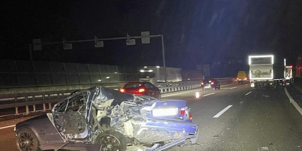 Schrottreif: Das Pannenfahrzeug auf der A1 wurde von einem Lastwagen komplett zerstört. Es gab keine Verletzten.