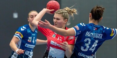 ): Lea Rothacker zeigte gegen Zug eine starke Leistung, setzt sich hier gegen Nationalspielerin Emma Bächtiger durch und erzielt einen ihrer sechs Treffer.
