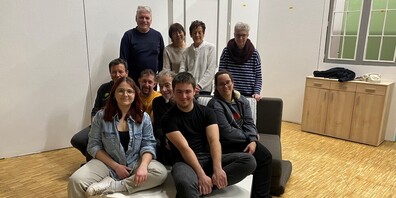 Theatergruppe 2025: hinten vl. Markus Probst (Regie), Ruth Loher (Souffleuse), Bernadette Ritter, Jasmine Stieger; Mitte v.l. Patrick Loher, Mirco Gschwend, Heinrich Zäch, Sarina Rhyner; vorne v.l. Celine Tobler, Michael Dux