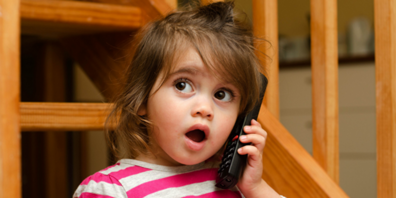 Kind am Telefon.
