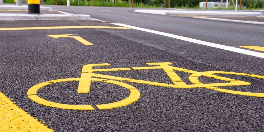Als der 79-Jährige mit seinem E-Bike von der Strasse über den Randstein aufs Trottoir fuhr, stürzte er und wurde unbestimmt verletzt. (Symbolbild)