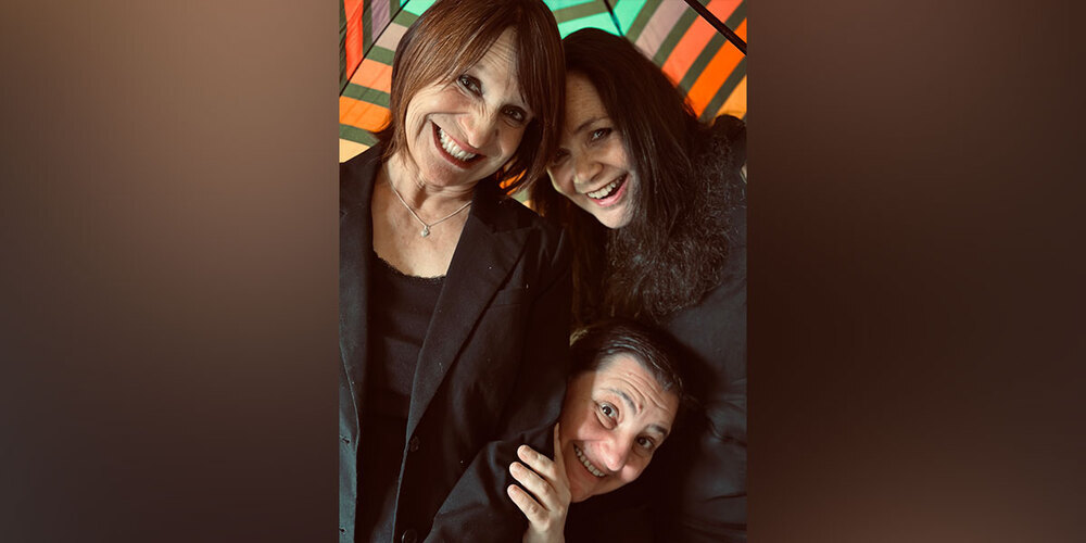 Nina Dimitri, Silvana Gargiulo und Nicole Knuth führen Nord und Süd mit Kunst, Literatur und Tanz unterhaltsam zusammen.