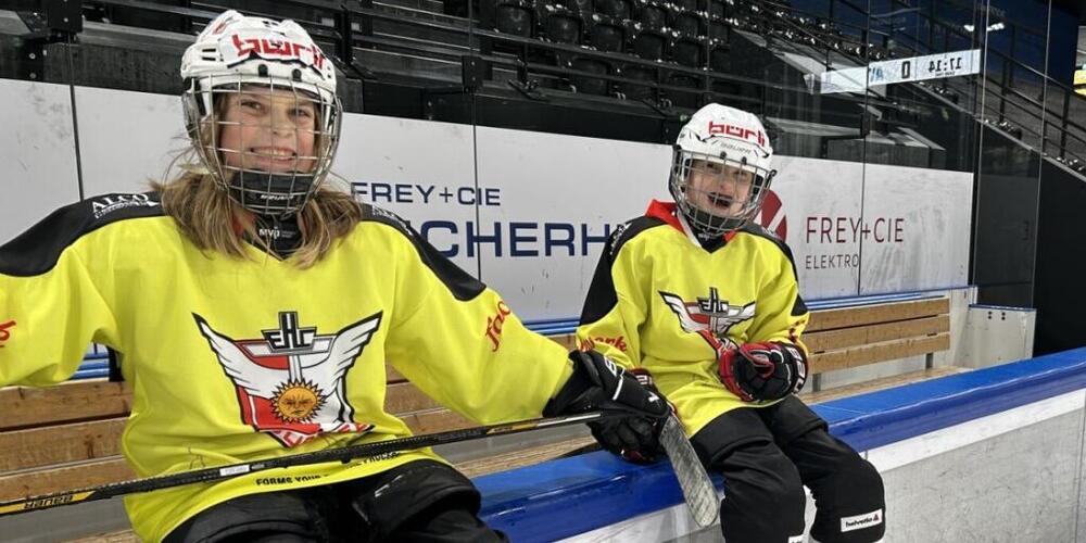 Zwei junge Nachwuchstalente des des Eishockeyvereins EHC Sursee.