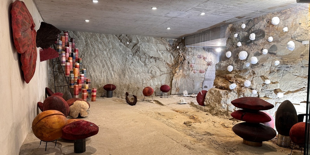Der aus dem Felsen herausgearbeitete Raum bietet den perfekten Hintergrund für die Ausstellung.