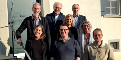 Vorstand Verein Kultur- und Eventhaus Zeltainer: Hinterer Reihe von li nach re (Heinz Störi, Rudolf M. Fürrer, Isabelle Dubois, Adrian Gmür) Vordere Rehe von li nach re (Franziska Jahn, Raphael Gygax, Gaby Holenweg, Martin Sailer).