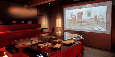 Die Ausstellung «Mönche im Wald» dokumentiert mittels unterschiedlichster Objekte die vielfältige Nutzung und den Schutz des Waldes vom frühen Mittelalter bis in die Gegenwart.	