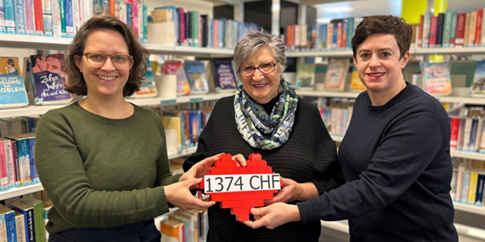 Symbolische Geldübergabe am 17. Januar 2025. Links: Maximiliane Kroiss, Verantwortliche Marketing und Veranstaltungen der Stadtbibliothek Uster. Mitte: Mägi Müller, Verantwortliche Kurse des Seniorennetzwerk Rechts: Silvia Kölliker, Leiterin Fachstelle Alter der Stadt Uster.