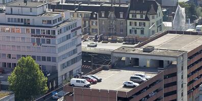 Das Parkhaus Pfingstweid in Zürich soll durch einen Neubau ersetzt werden. Das Baurekursgericht wies nun einen Rekurs gegen das Projekt grösstenteils ab. (Archivbild)