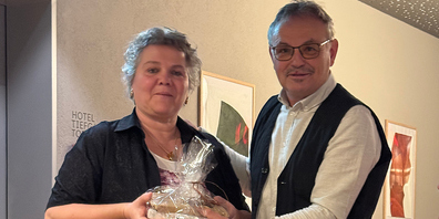 Präsident Urs Spirig (rechts) überreicht Silvana Mainardi (links) ein Präsent als Dank für die 30-jährige Treue im Verein. Spirig selbst wurde nach 20 Jahren zum Ehrenpräsident ernannt.