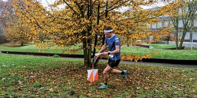 Mit Karte und Kompass auf der Strecke: Der mehrfache Weltmeister Daniel Hubmann in Aktion