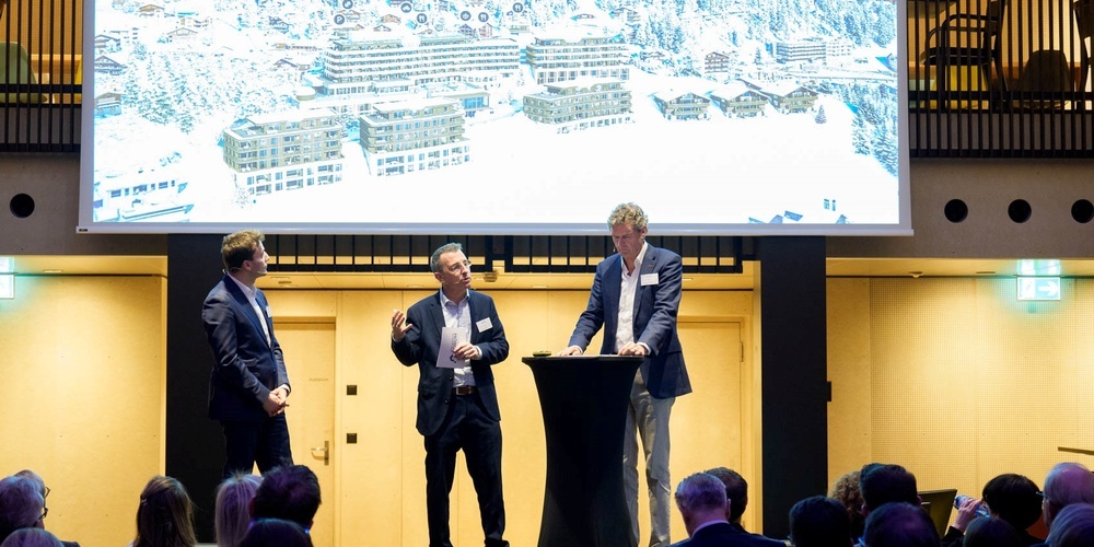 Referenten präsentieren Einblicke in aktuelle Entwicklungen und Trends des Hotel-Immobilienmarktes.