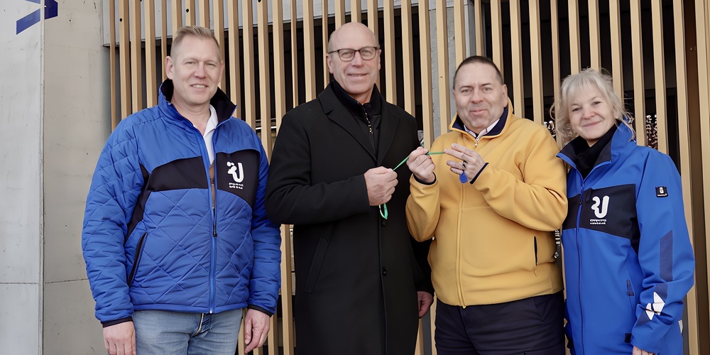 Schlüsselübergabe für die neue Abgabestation: v.l. Christoph Anneler, Leiter Fachstelle Wohnen und Gewerbe; Ueli Dobler, Stadtrat; Markus Arnitz, Vorstand FOOD4U2; Gisela Wasem, Fachstelle Wohnen und Gewerbe