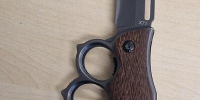 Diesen Messerschlagring konfiszierte der deutsche Zoll bei einem 21-jährigen Rumänen. Der Mann war dabei, bei Schaffhausen einen teuren Sportwagen einzuführen.
