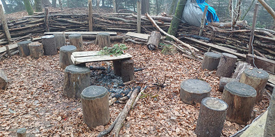 Aus dem Waldsofa, das den Spielplatz umrundet, wurde Holz gestohlen, im Waldsofa selbst wurde Feuer gelegt, und auch der Tisch wurde zum Verfeuern von Holz missbraucht. Den Schaden hat die Naturspielgruppe BergliZwergli.