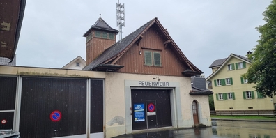 Ein Wassereintritt mit Kurzschluss sorgte für einen Fehlalarm der Sirene auf dem Gebäude des Werkdienstes Schmerikon. (Archivbild)