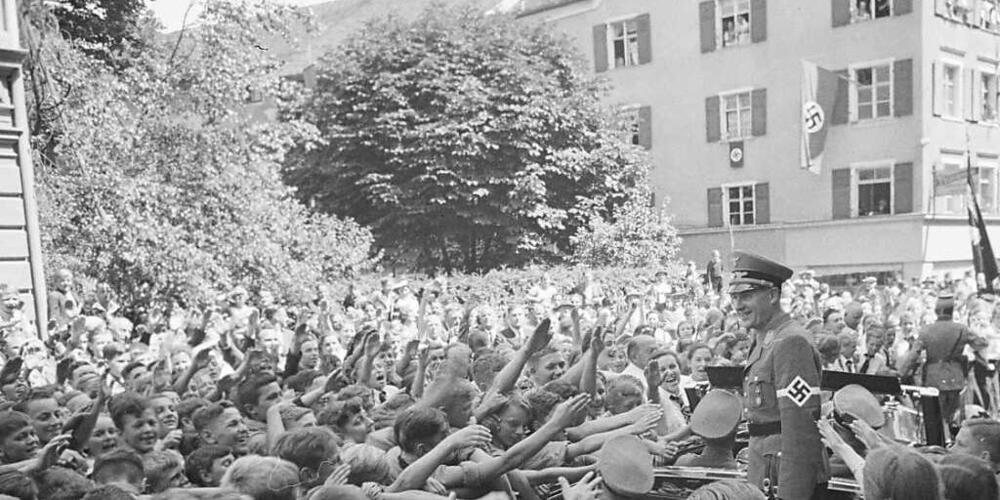 Ein begeistertes Publikum empfängt Reichsjugendführer Baldur von Schirach am 6. Juli 1939 in Bregenz. (Archivbild)