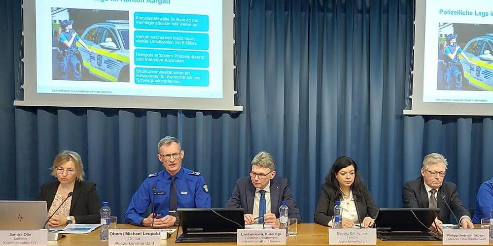 Polizeidirektor Dieter Egli und Mitarbeitende von Staatsanwaltschaft und Polizei ziehen in Aarau Bilanz zur Sicherheitslage im Kanton Aargau im Jahr 2024.