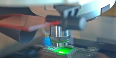 Nanomaterialien wie Graphen haben ein grosses, vielfältiges Anwendungspotenzial. Vor einer Risikoanalyse müssen aber die biochemischen Eigenschaften von Nanopartikeln genau analysiert werden. Die Empa sorgt dafür, dass das ohne Tierversuche geschi...