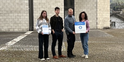 (Von links:) Alexandra Specker (3. Klasse) und Jannic Karrer (6. Klasse) als Vertretung der Schülerschaft, Willi Gerber (Hauswart am Gymnasium) und Andrea Bogensperger (Co-Rektorin Gymnasium Friedberg) freuten sich riesig, das Zertifikat «Klimaschule» entgegennehmen zu können.