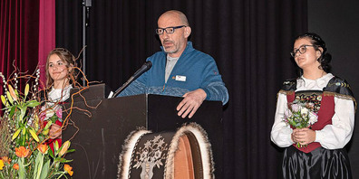 Der Trimmiser Barthli Schrofer stellt der Versammlung die NOS-Kandidatur 2027 Untervaz vor.