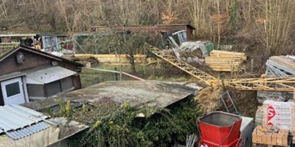 Ein Baukran kippte in Neuhausen am Rheinfall auf eine Gewerbeliegenschaft und eine Vogelvoliere.
