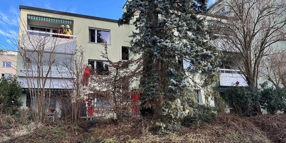 Eine 70-jährige Frau, die in dieser Wohnung lebt, wurde durch den Brand verletzt und musste ins Spital gebracht werden.