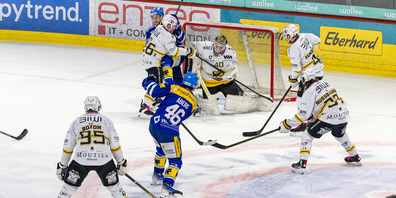 Åberg beschäftigt die Ajoie-Verteidigung und wird zum Best Player der Klotener an diesem erfogreichen Abend.