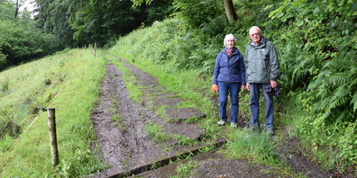 Theresa Svensson und Heini Fuchs auf dem Alois Suter Weg, der vor allem bei Regen zu einer Rutschpartie werden kann und auch sonst nicht zu unterschätzende Stolpersteine mit sich bringt. (Bild: Nina Gubler)