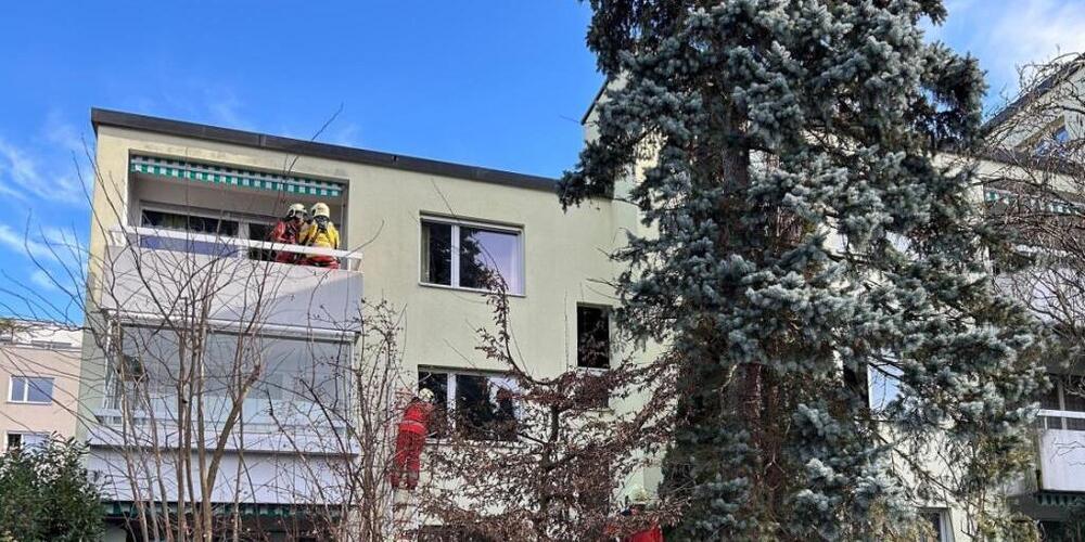 Eine 70-Jährige hat sich bei einem Wohnungsbrand in Volketswil verletzt.