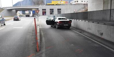 Die Frau verlor in einem Kreisel die Kontrolle über ihr Fahrzeug.