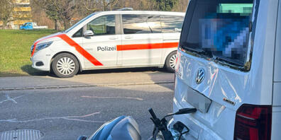 Der 17-jährige Rollerlenker wurde bei dem Auffahrunfall mittelschwer verletzt.