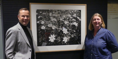 Die Künstlerin Michaela Ortner-Moosbrugger und Andreas Ammann von der Raiffeisenbank Mittleres Rheintal