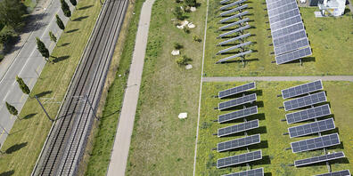 Solarpanels entlang einer Eisenbahnlinie in Winterthur. (Archivbild)