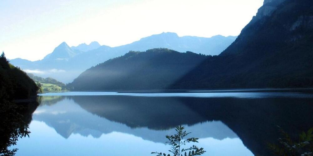 Der lauschige Stausee im Klöntal oberhalb von Glarus zieht während den Sommermonaten zahlreiche Touristen an. Sie müssen nun mehr fürs Parkieren bezahlen. (Archivbild)