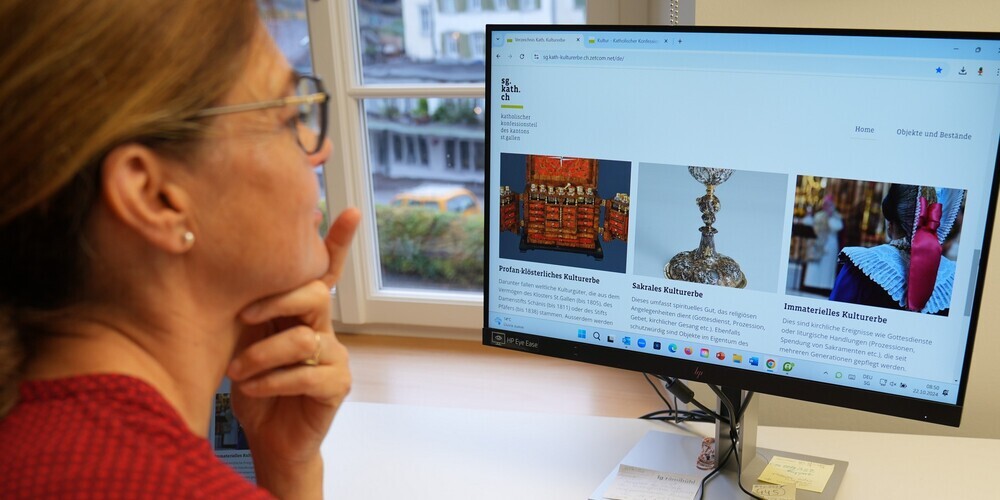 Ulrike Ganz, Projektmitarbeiterin der Fachstelle kirchliches Kulturerbe, erläutert das neue Online-Verzeichnis