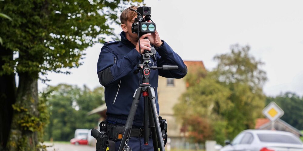 Dabei wurden 18 Fahrzeuge mit zu hohen Geschwindigkeiten gemessen. Einem 40-jährigen Autofahrer wurde der Führerausweis auf der Stelle abgenommen.