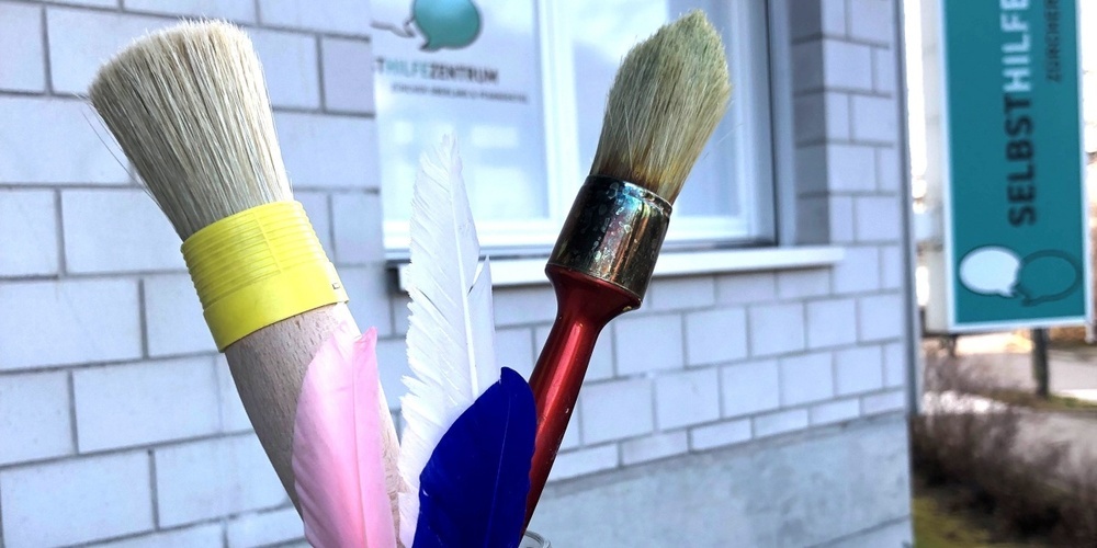 Im neuen Atelier können Menschen mit Hirnverletzungen kreativ tätig werden und mit Materialien wie Acrylfarben, Ton oder Naturmaterialien arbeiten.