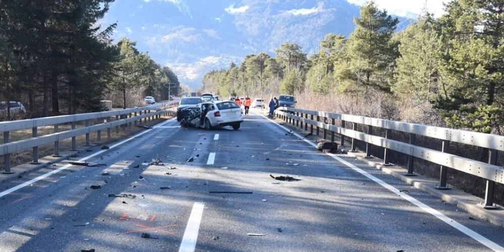 Zwei Personen wurden bei diesem Unfall am Sonntag bei Landquart GR verletzt.