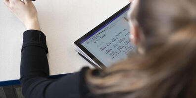 Jugendliche an Zürcher Berufsschulen und Gymnasien können sich künftig bei Problemen Unterstützung von der Schulsozialarbeit holen. (Symbolbild)