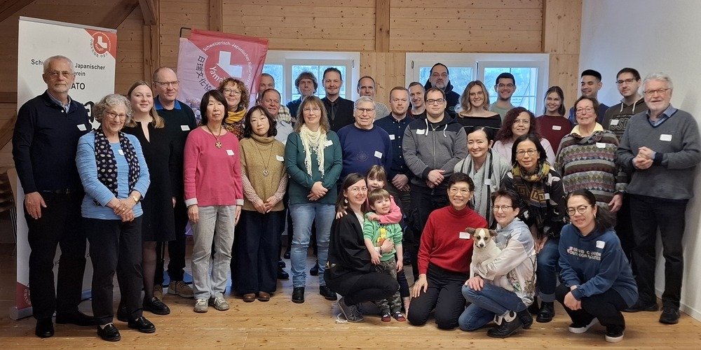 Die Mitglieder und Gäste des schweizerisch-japanischen Kulturvereins Yamato beim obligaten Neujahrsapéro-Bild in der Werkhofscheune der Dorfkorporation Bronschhofen. 