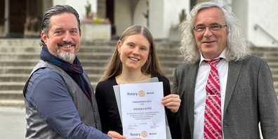 Die beiden Rotarier Sandro Hess (l.) und Martin Böhringer (r.) überreichen Seraina Kunz den Rotary-Förderpreis für ihre hervorragende Lehrabschlussprüfung